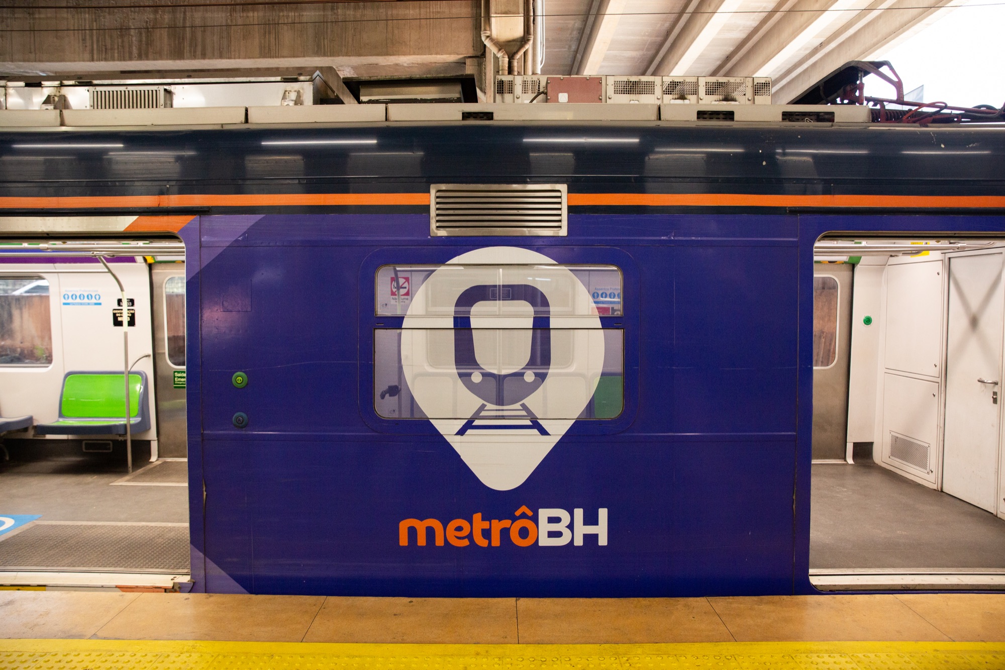 Sinalização e marca do Metro BH no ambiente do evento.